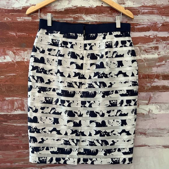 Ann Taylor blue and white skirt. Excellent condition - Picture 2 of 3